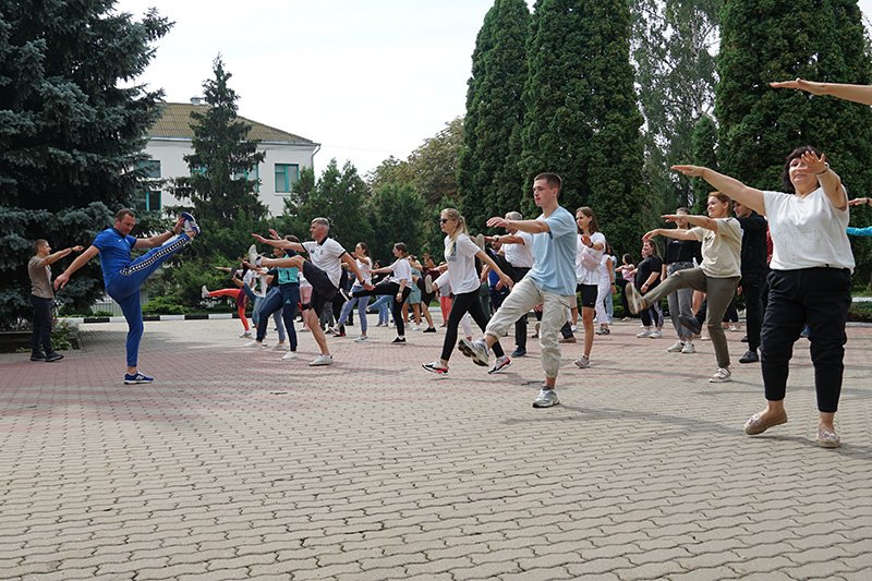 На зарядку со стражами порядка в поселке Майский Белгородской области вышли около пятидесяти человек